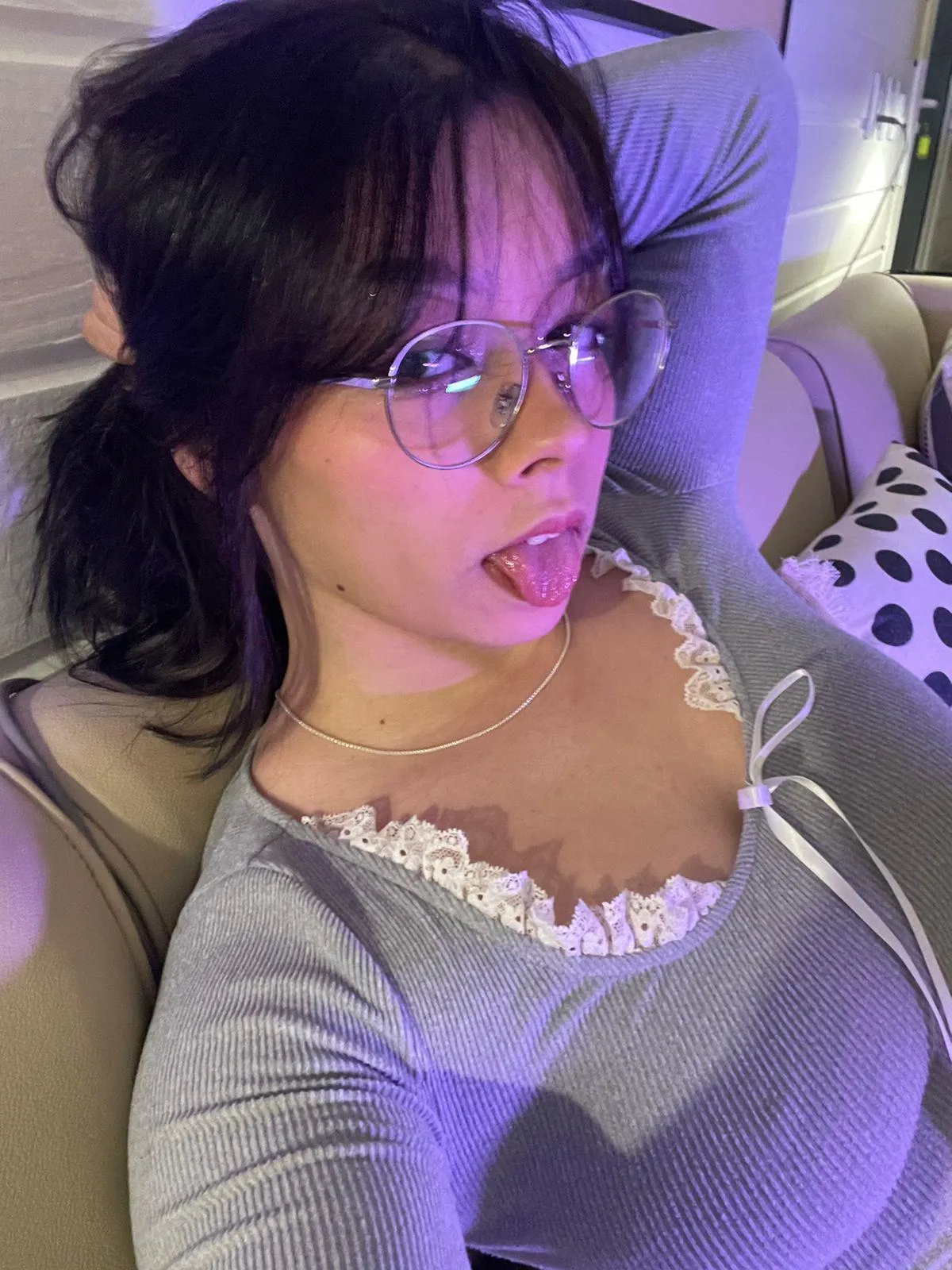 Sozinha sexta de noite... alguém quer ser meu amiguinho?