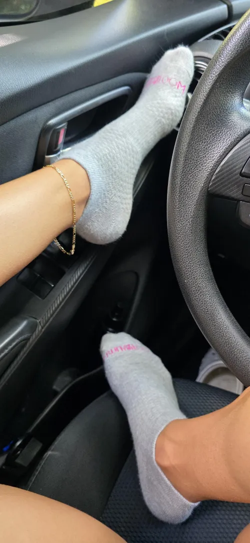 Who wants to pay for my mani/pedi today 😌🫰