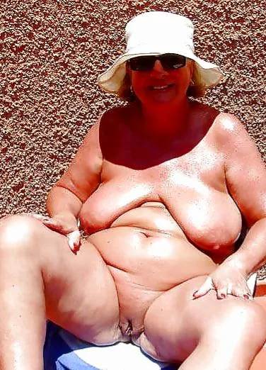 Wouaaaaa gorgeous saggy tits awesome trimmed pussy