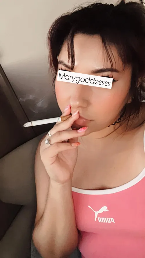 Your latina goddess had finally arrived 💨🚬