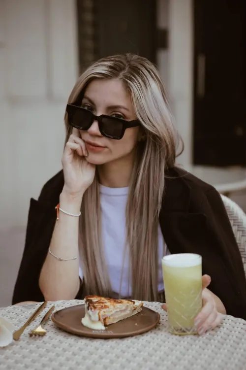 20 (F)Des Moines - Sassy, classy, and Iowa glad you glanced at me.