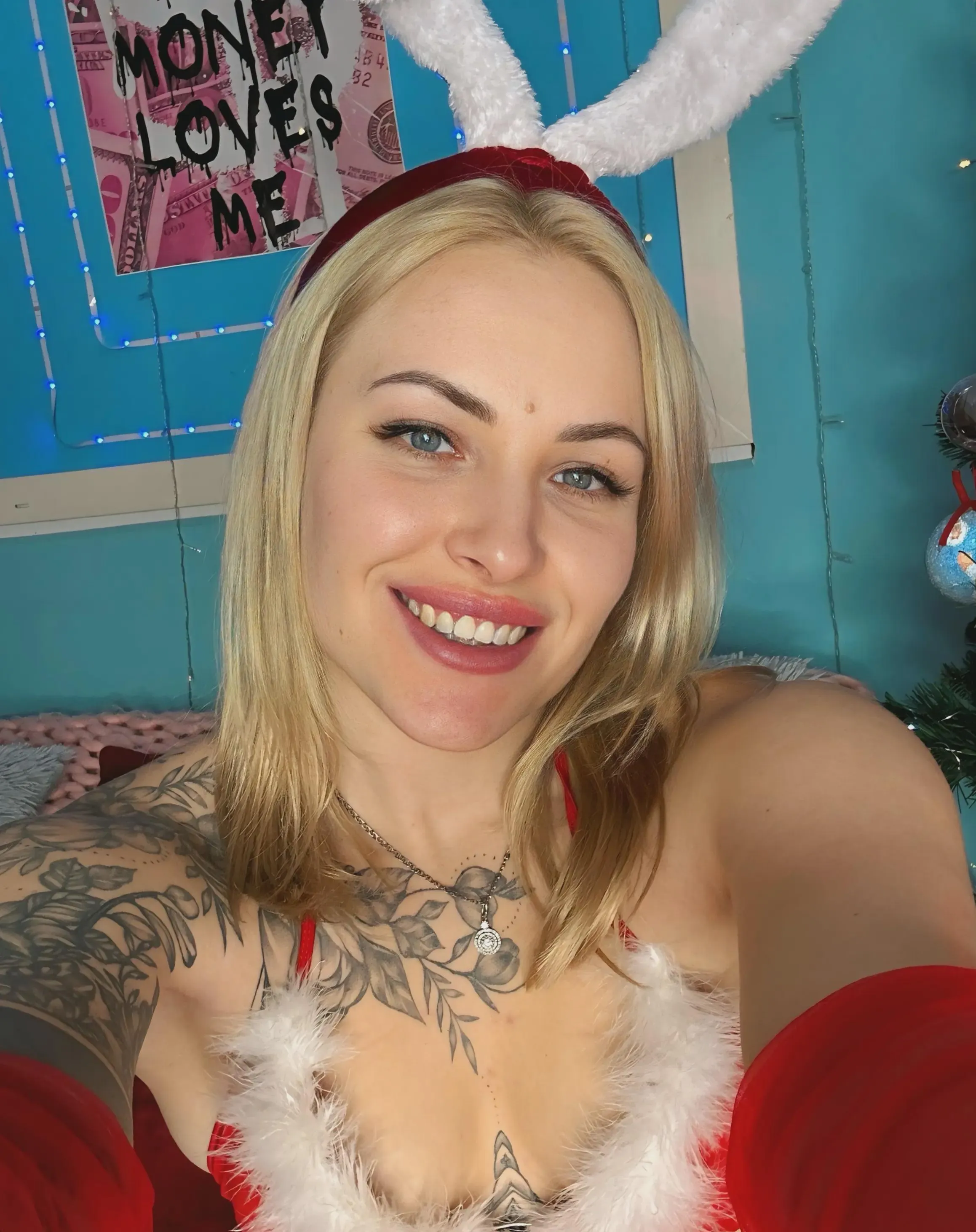 I hear you like blonde milf heres a little dimpled smile for you