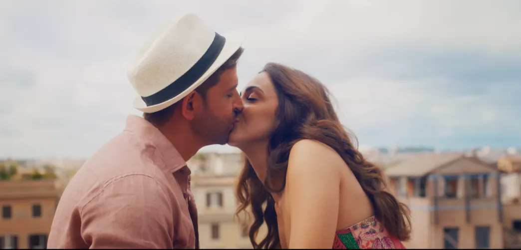 Kiara kiss scene in War 2 trailer