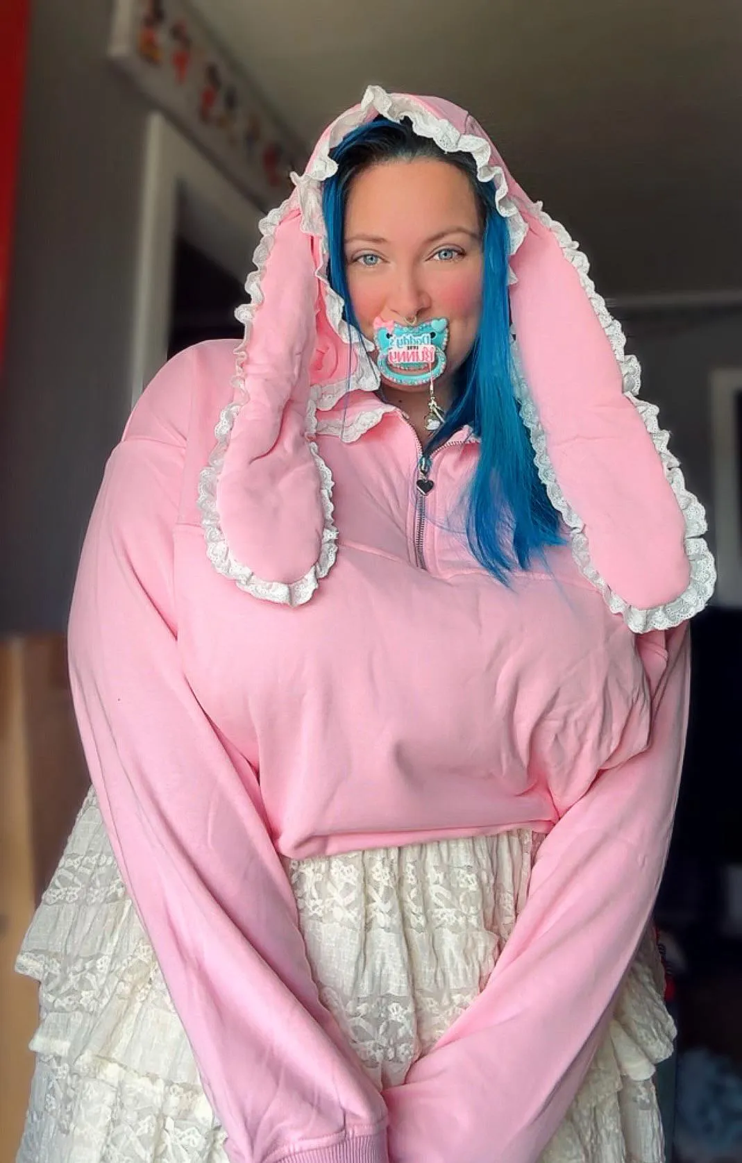 Much needed little space in my new hoodie 😱💕🐰