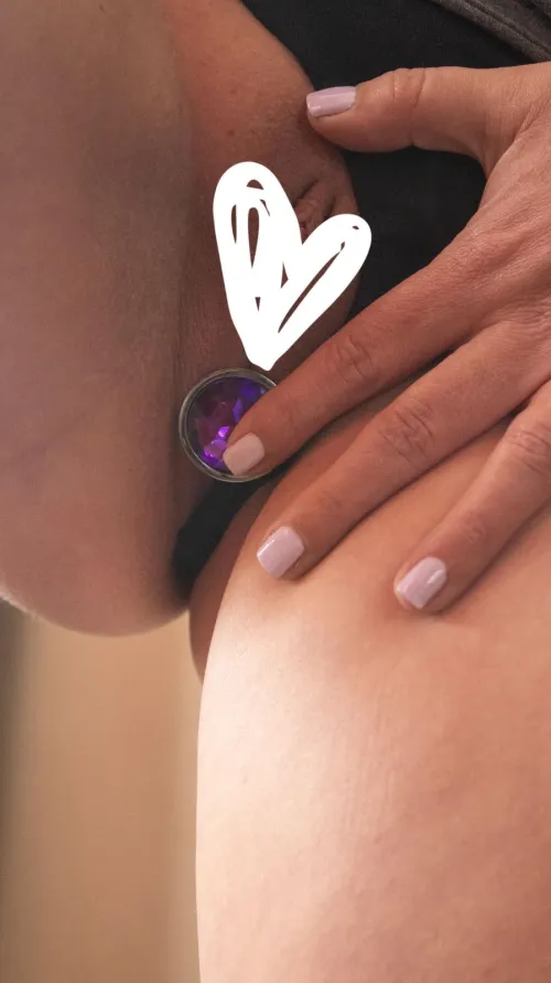 Tell me what colour nails do you want wrapped around your shaft? 😏