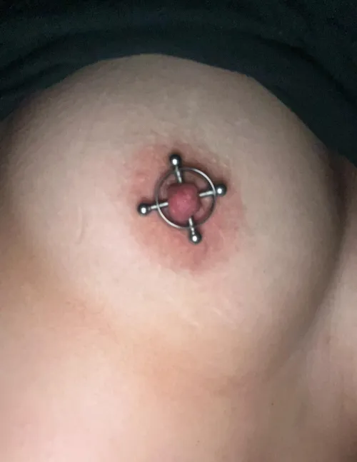 38F - Hotwife. Hubby is afraid to tighten them, can you help me out? I like the pain.. 😉