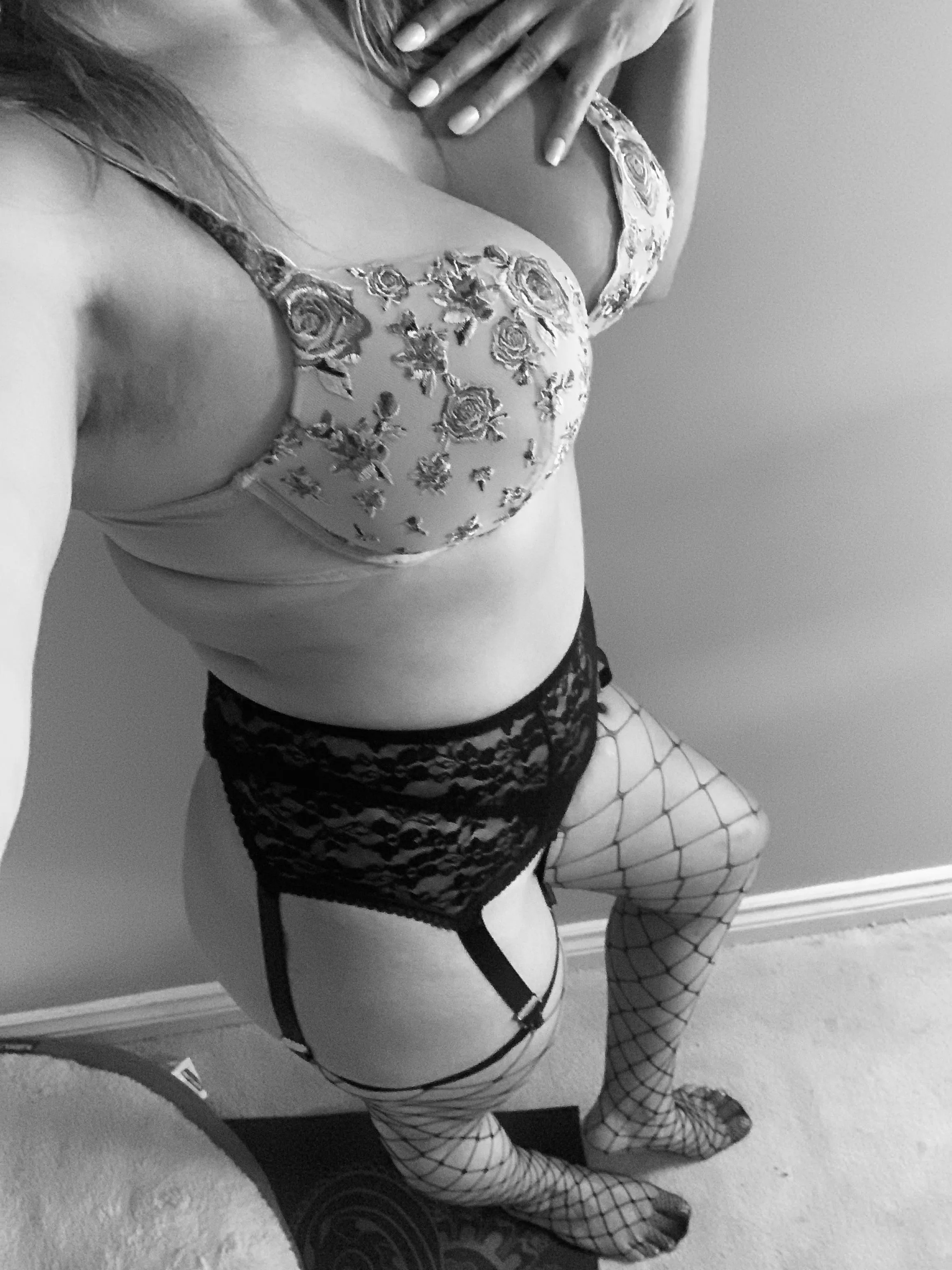 [F30] curvy MILF, would you date me?