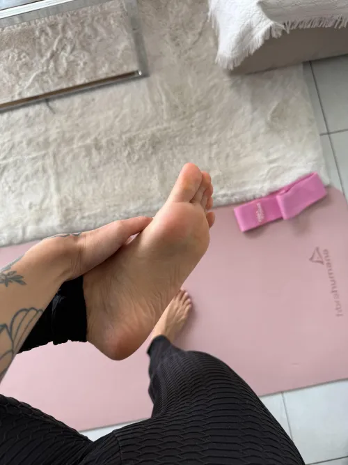 Do my pretty lil toes look kissable enough for u, babe?