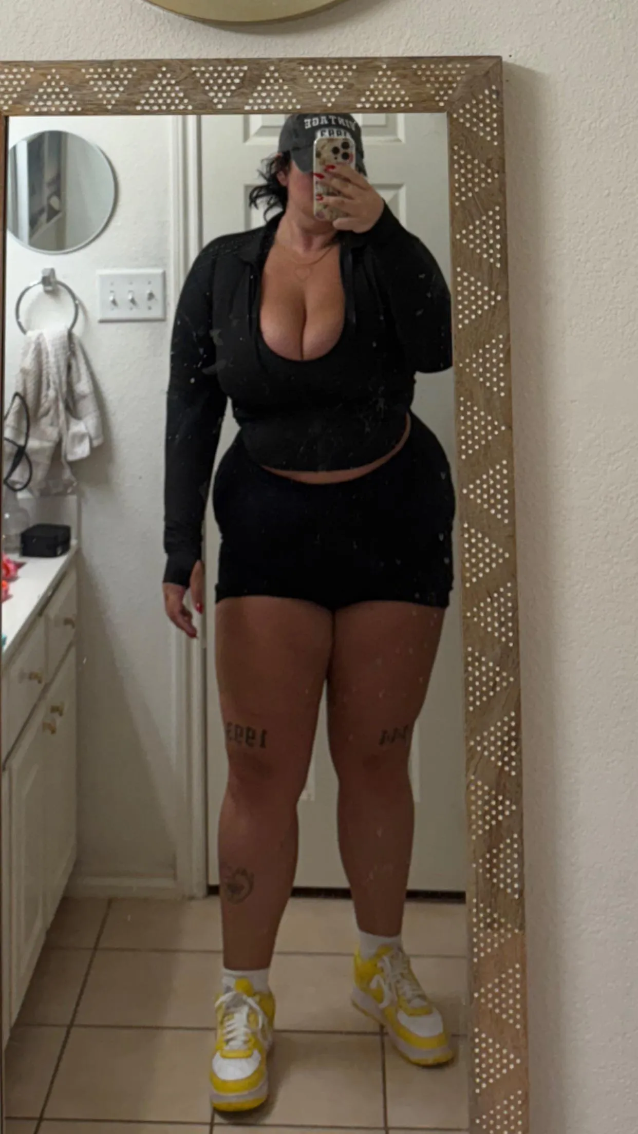 6’, 300lbs, all woman 😏