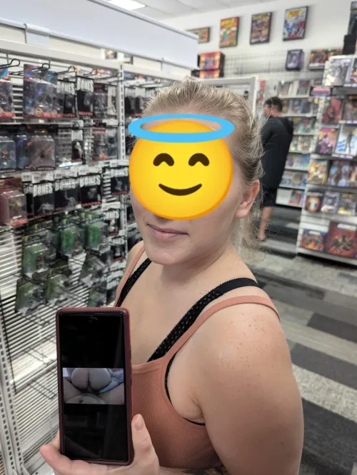 Cute public reminder at the comic shop 😘