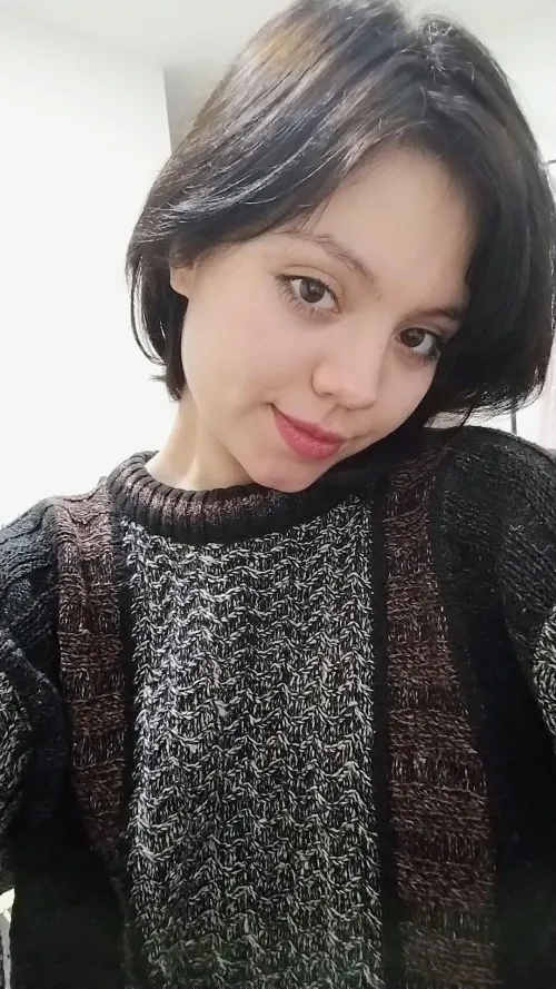 I want a daddy who likes to grab my cheeks.