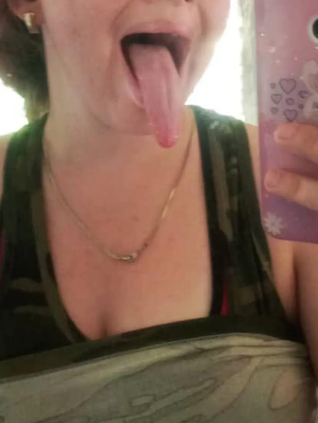 Long tongue latina