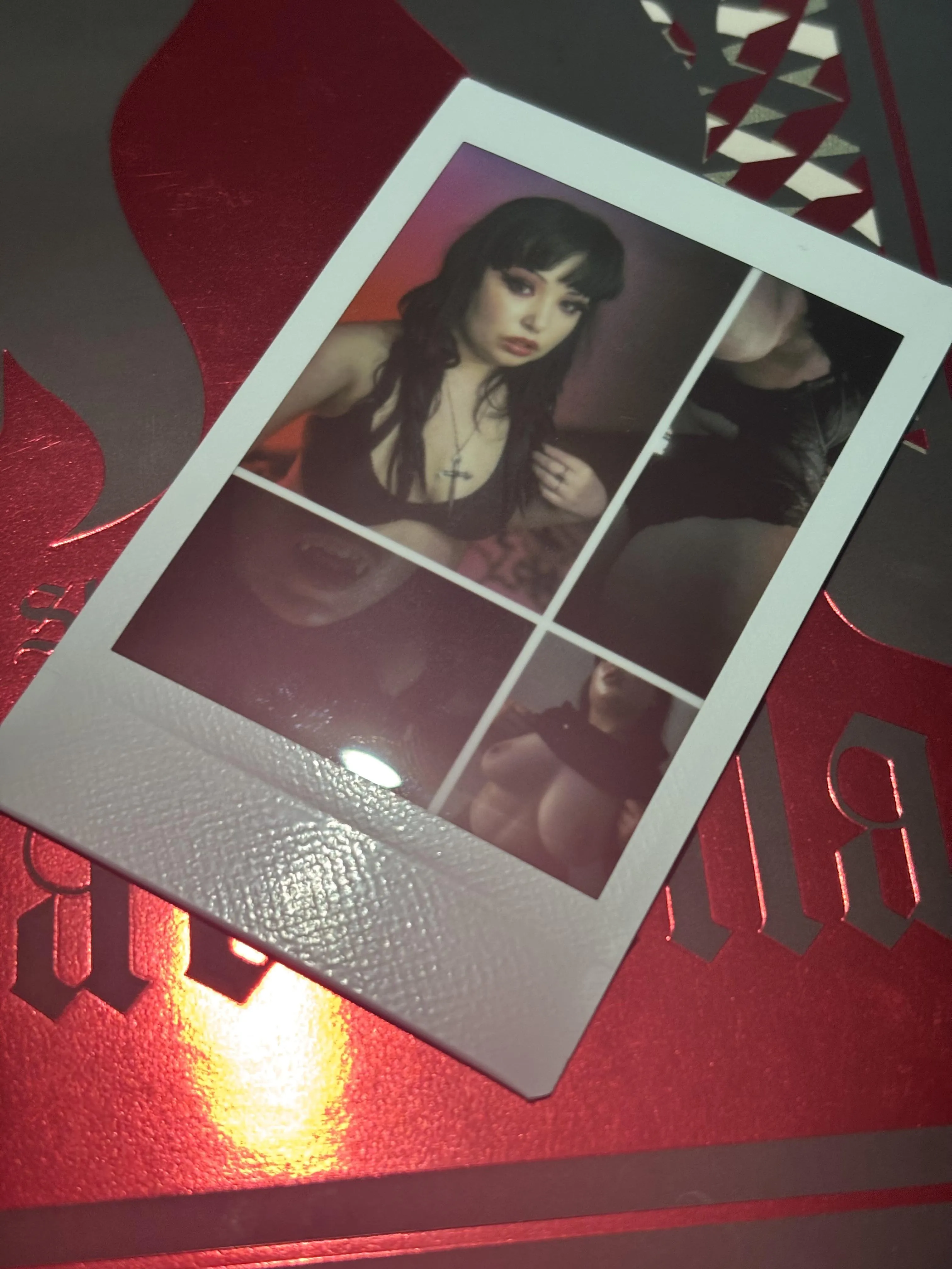 Your vampy Polaroid Queen 🩸
