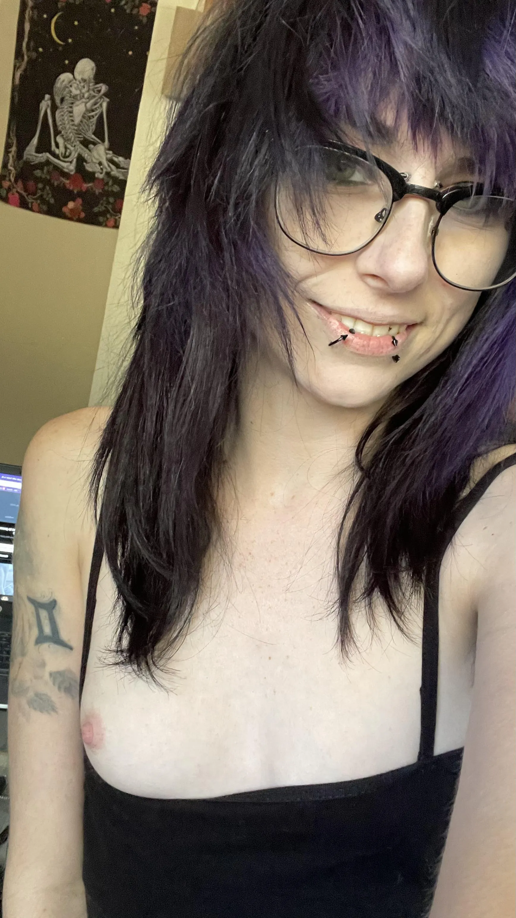 Poppin a titty and showing off my new hair!