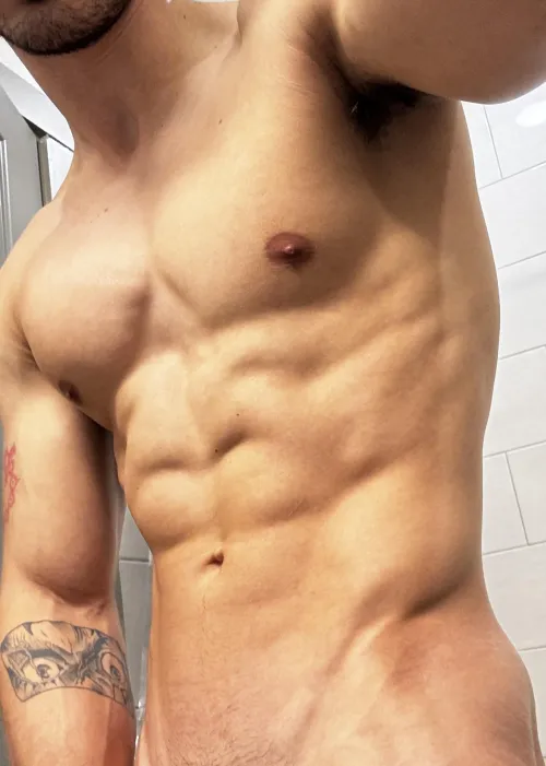 The morning fast while on my walk really made the V line and abs stick out