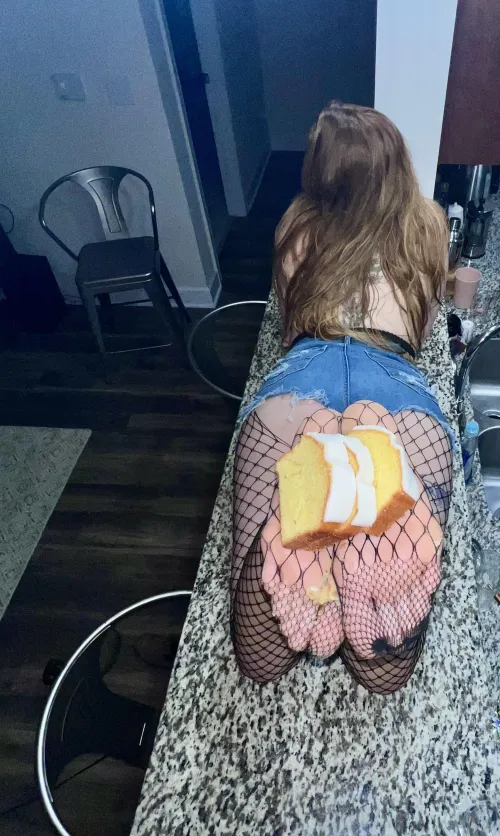 Got a little wild with lemon cake and fishnets… who’s into food feet play? 👣🍋