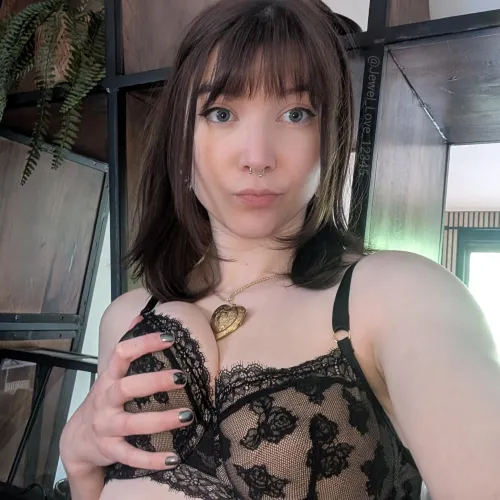 My boobs love to be squeezed 😚