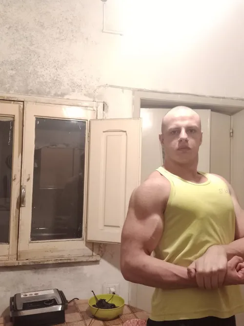 Worship my 20 inch arms 😈💪