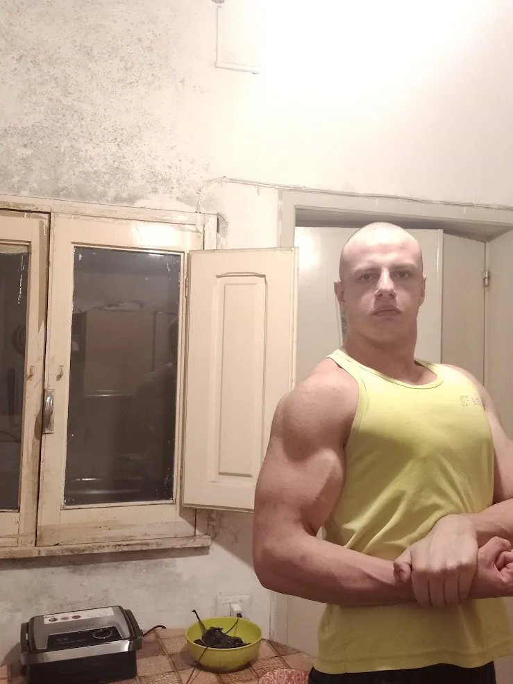 Worship my 20 inch arms 😈💪