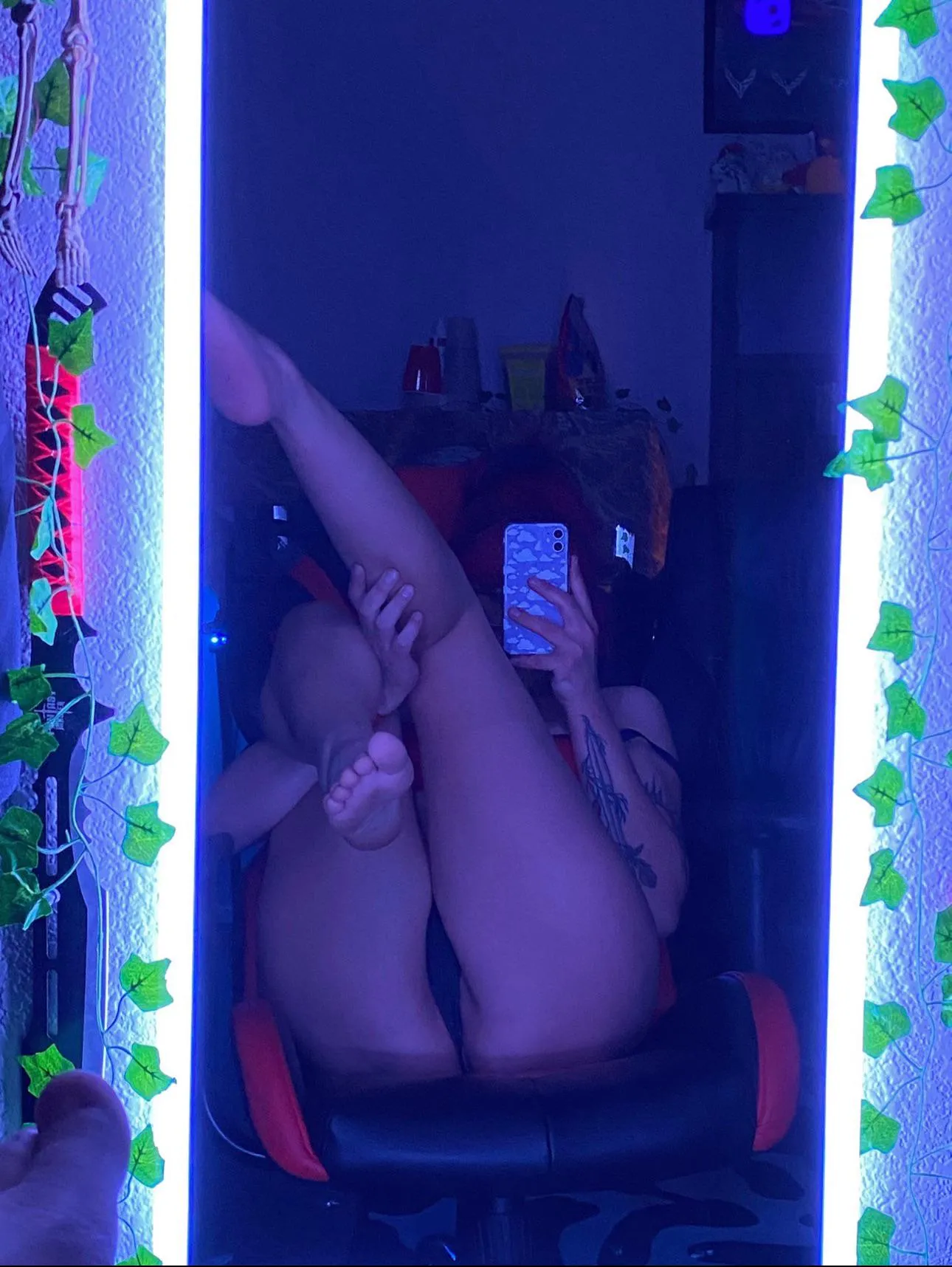 Kiss my feet while he pounds my pussy 😈