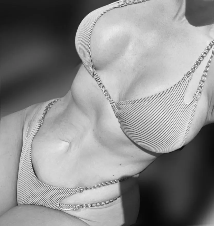 My husband says he wants to share me so who wants to play? Interested in couples or a threesome with a male or female near Knoxville 😘.