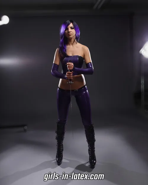 Sharp blades & sharp girls ⚔️👧🏼 
I did this photoshoot in 2011. As a totally new and inexperienced kinkster, I asked a friend who was a professional photographer for help. The result was stunning. And I liked this photo very much until tod