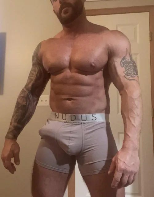 [39]—This bi DILF is looking for naughty connections…