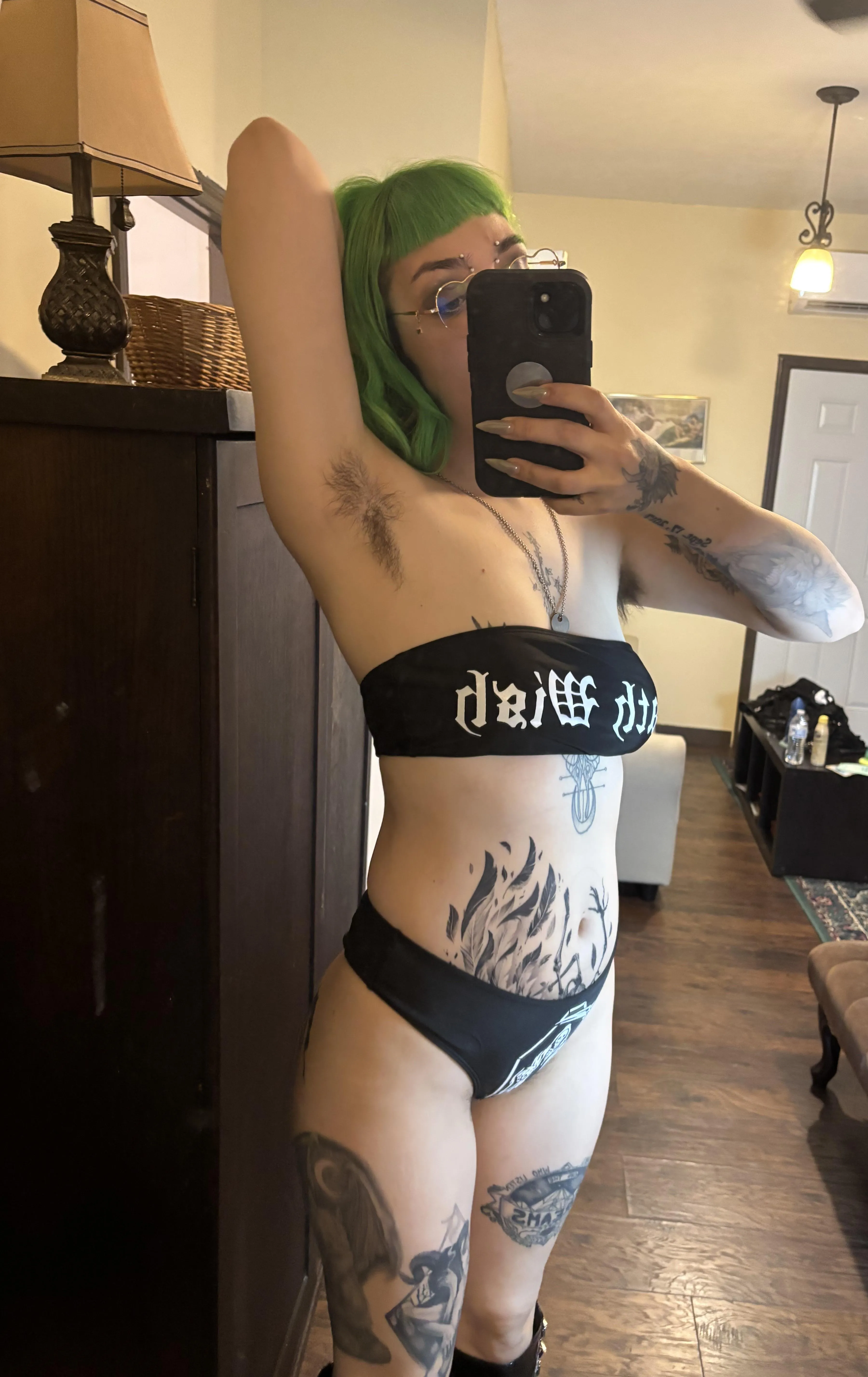 Come give mommy’s sweaty pits a kiss [hs]