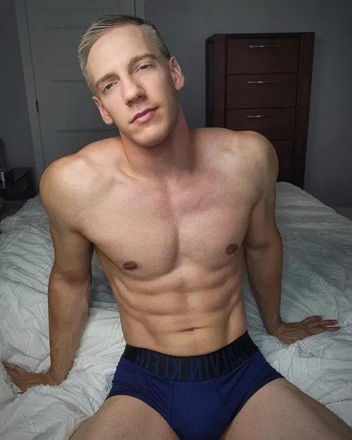 Would you worship Daddy's muscles 💪🏼😏..?