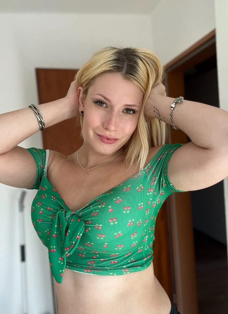 22F Steamy actions starts and ends in this bed