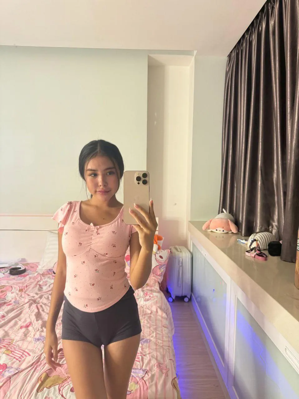 caught someones dad staring at my camel toe.. can't blame him tho 😭