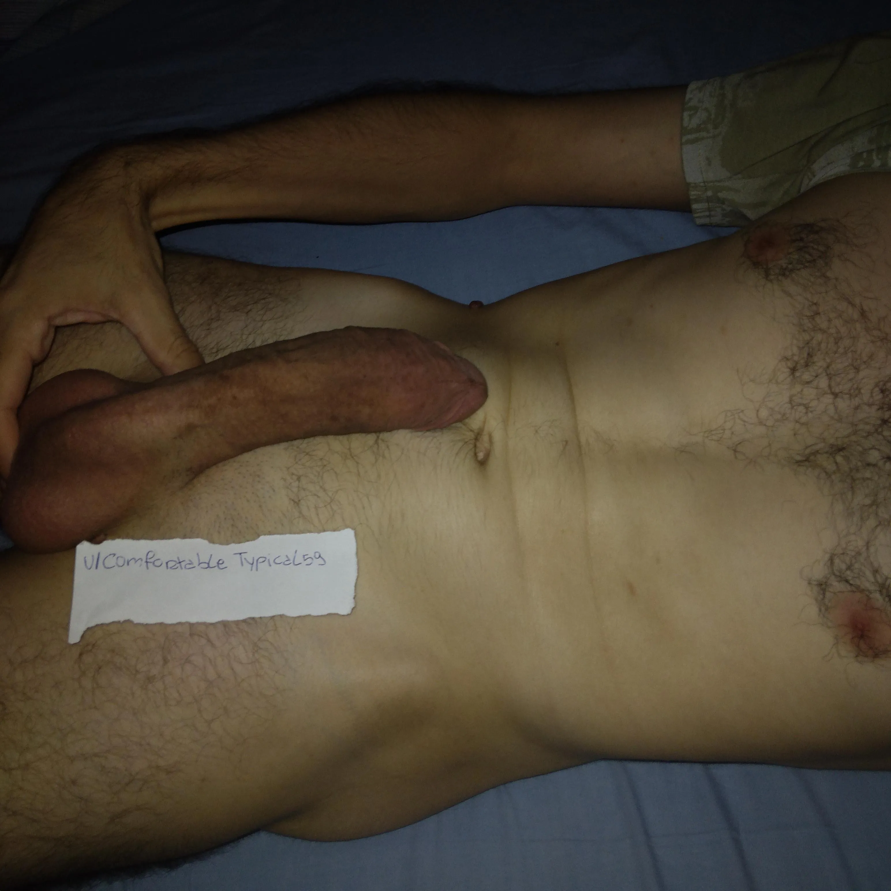 Ho il cazzo durissimo ragazze succhiatemelo tutto finché non vi sborro in bocca