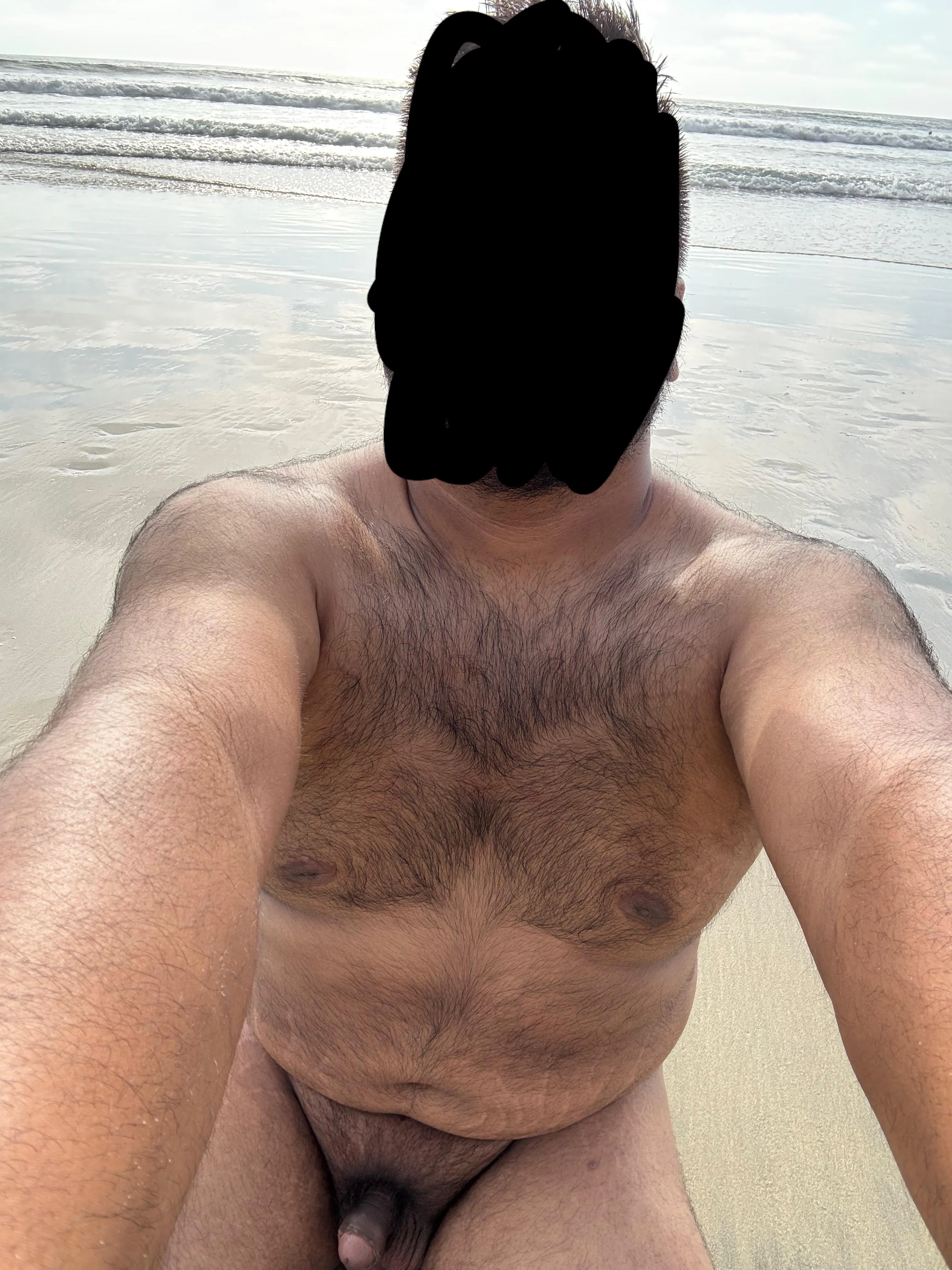 Made a last minute decision to come to the beach and I’m glad I did. I really enjoyed the sun and ocean breeze hitting my body😊