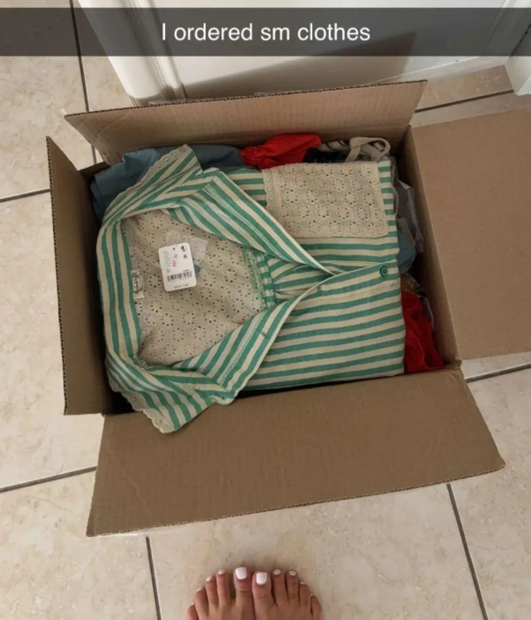 Ngl she has some cute toes🤣