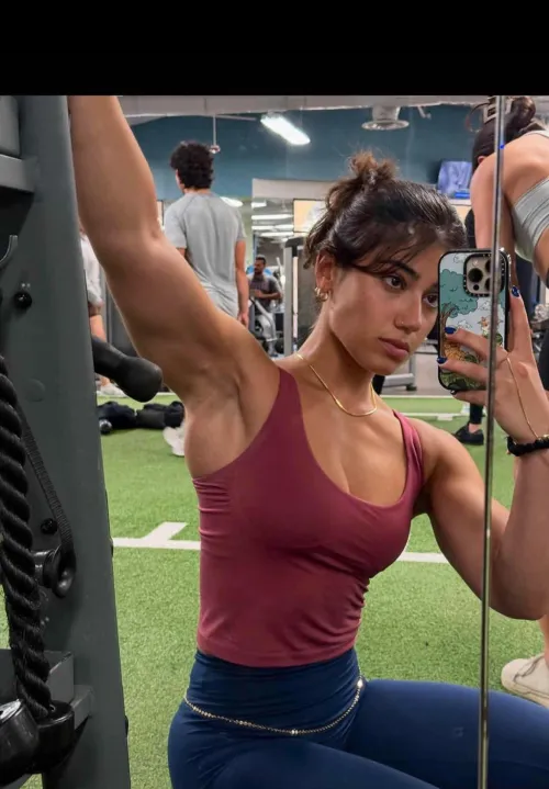 Someone msg me and make me cum to Sara 🤤