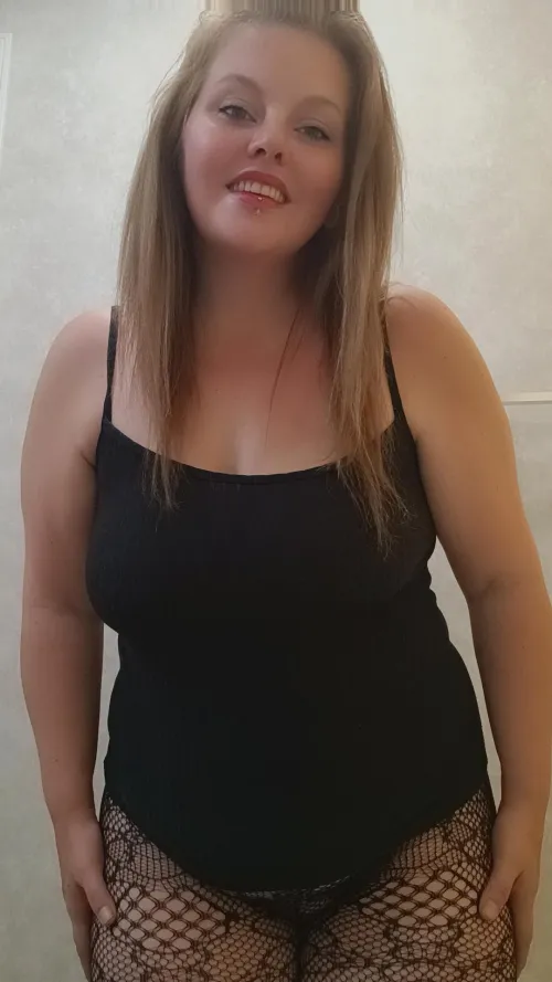 Fishnets & no panties 🤤🤤