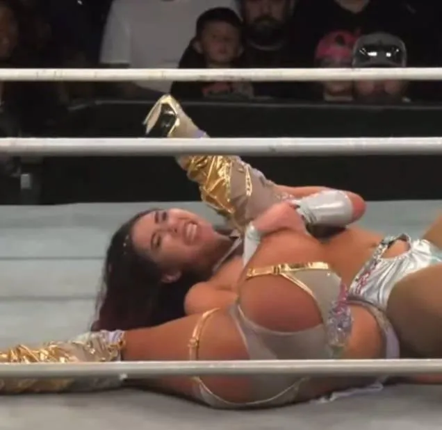 Alex Gracia pinned by Kiah Dream