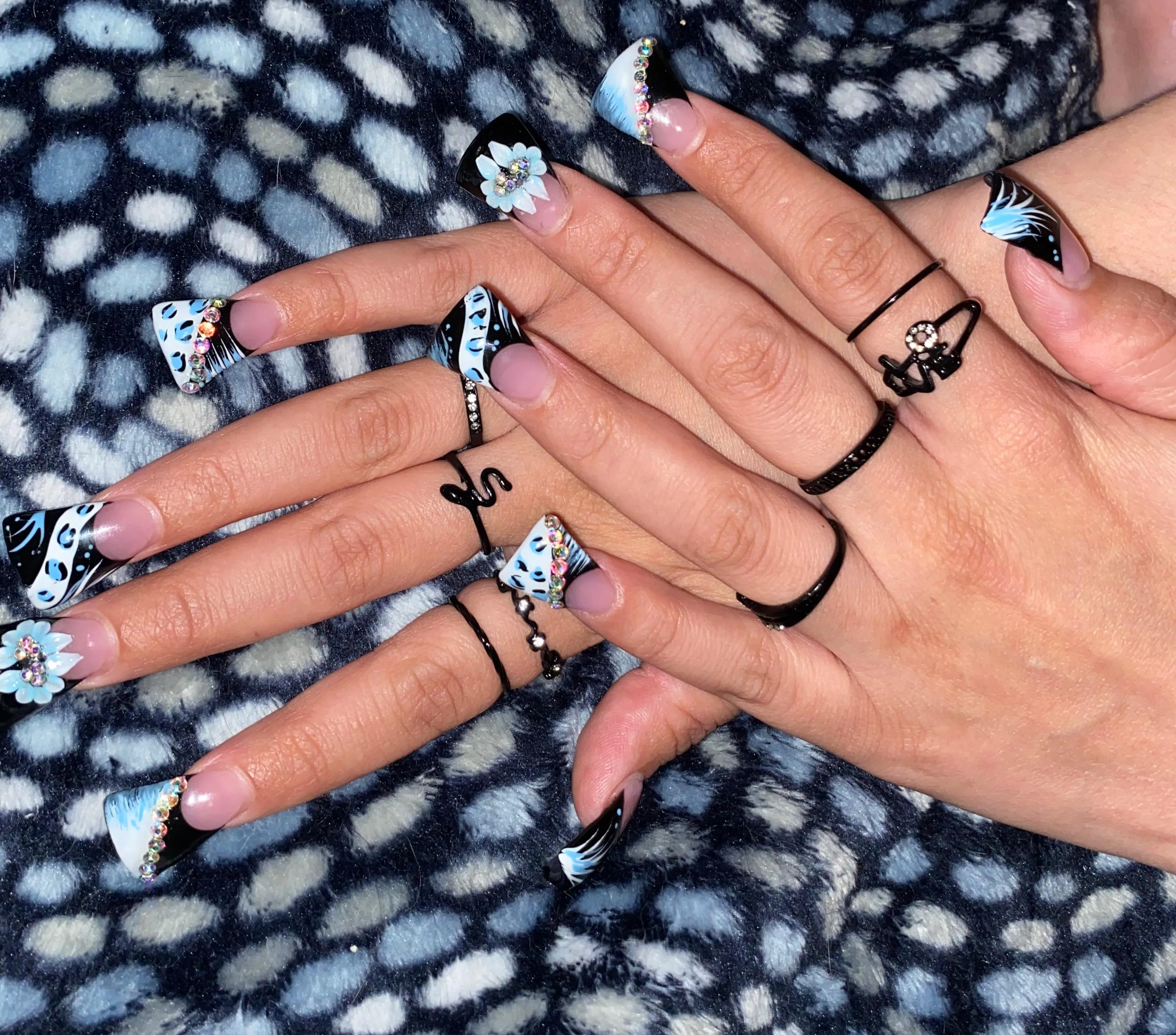 One more for my current set 🥵💕💕💕  the black rings are totally giving.