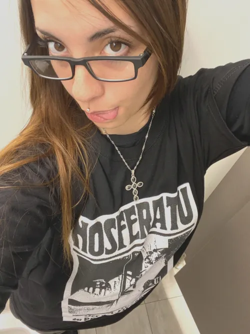 23 [F4M] #fargo North Dakota looking for older guys to teach me better how to be breedable