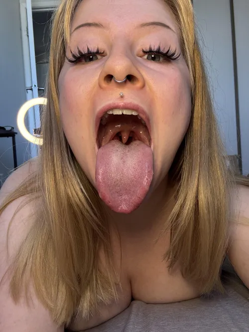 Girls with big mouths are so sexy