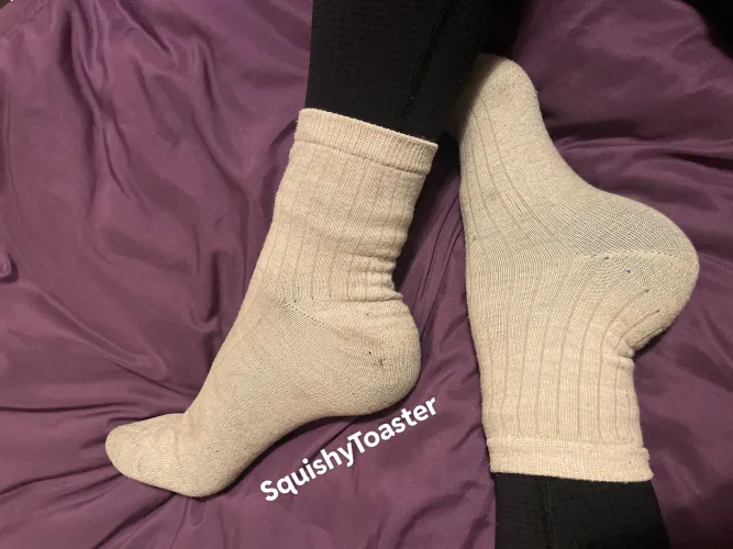 Grey crew socks look great on my high arches 🩶