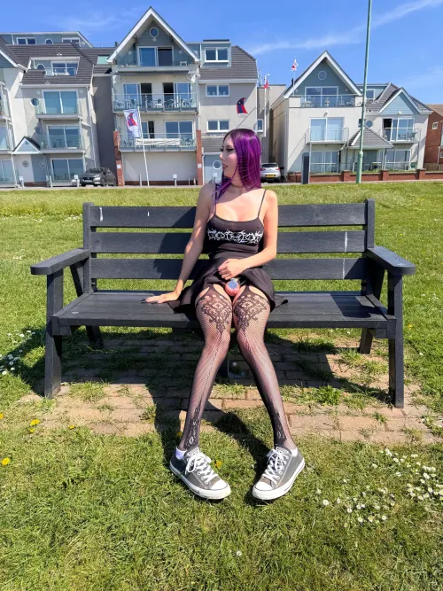 i love wearing my flat cage outside 😊