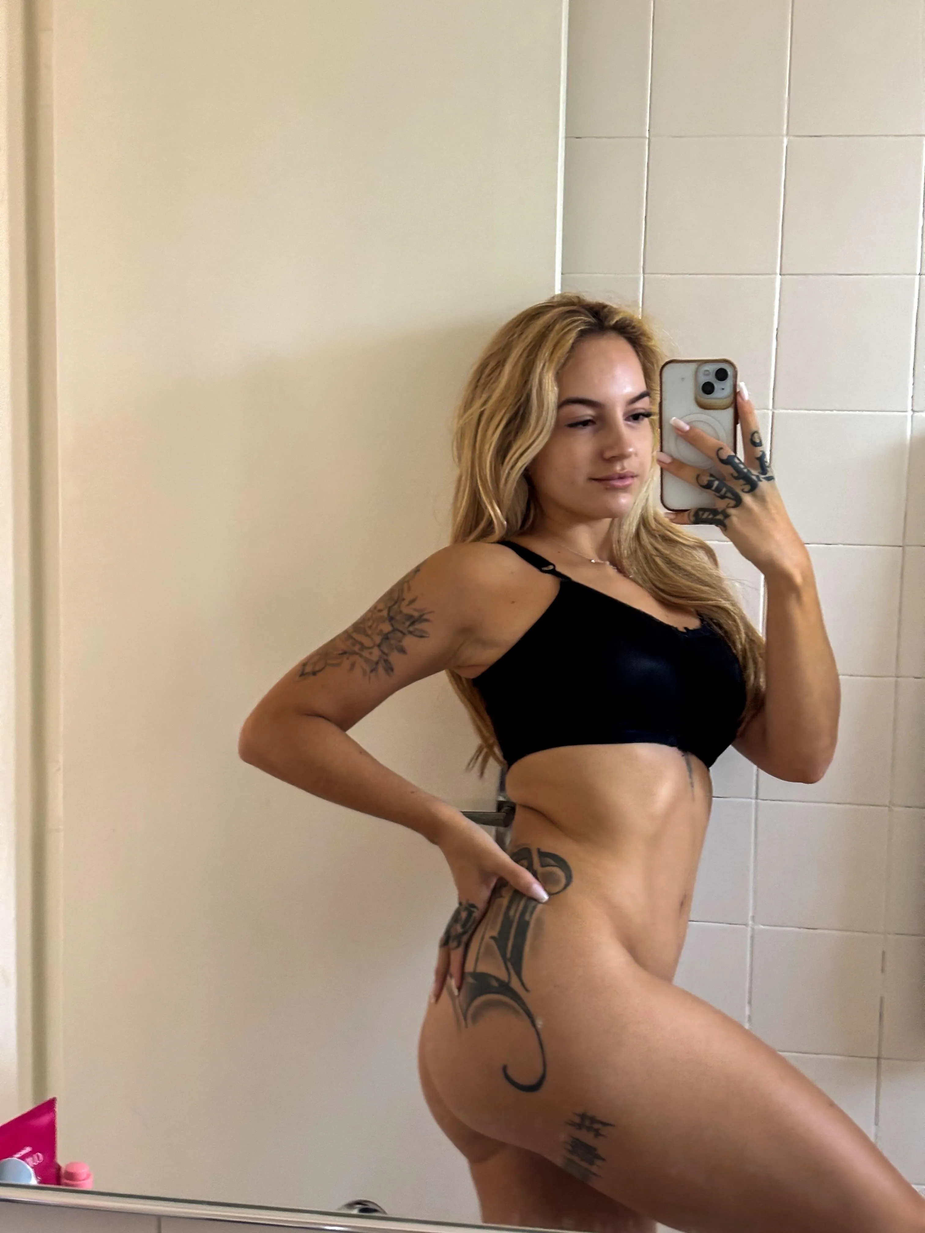 22 In new mexico, and need someone who can keep a convo interesting and a vibe goinge