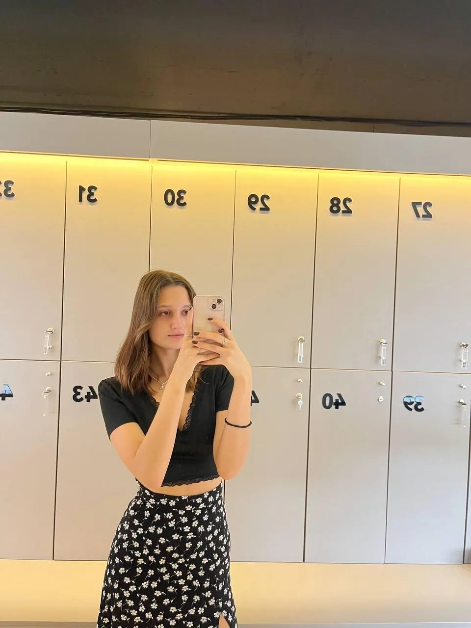 What is hidden behind the flowers? (⸝⸝⸝>﹏<⸝⸝⸝)