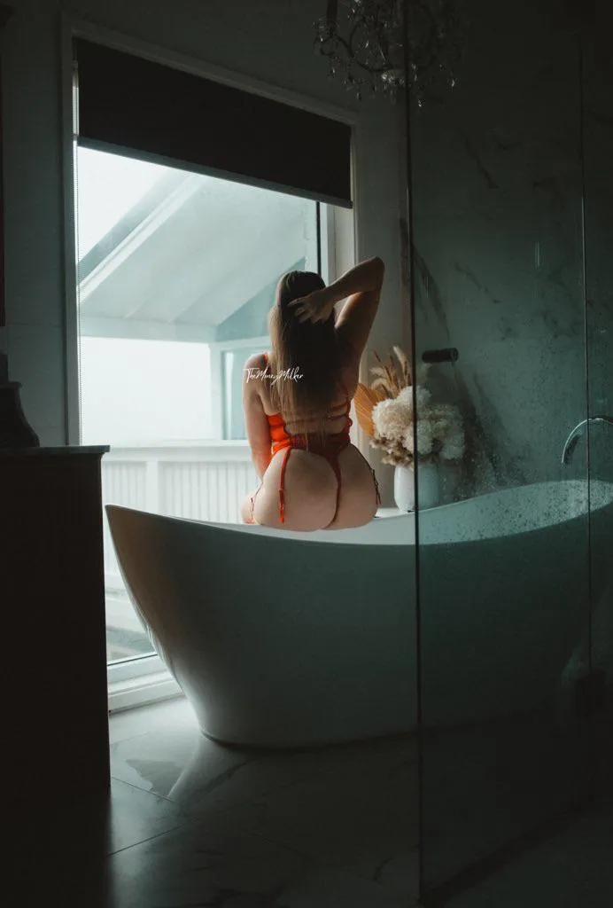 Who’s spending their weekend unwinding, relinquishing all control to me 🫦