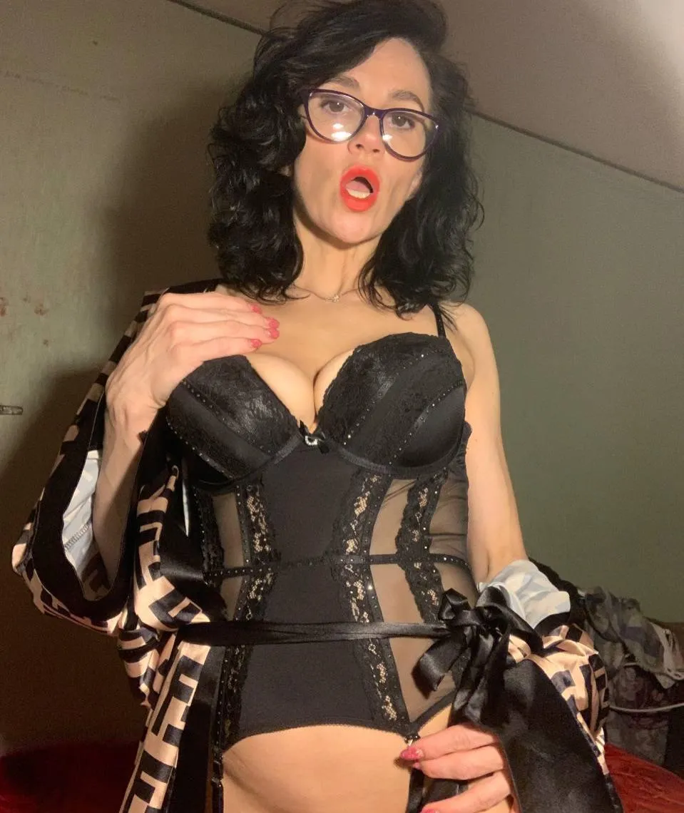 Would u fuck this wife raw?