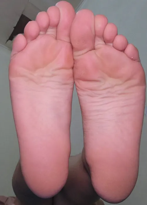 Are you feeling hard seeing my feet?