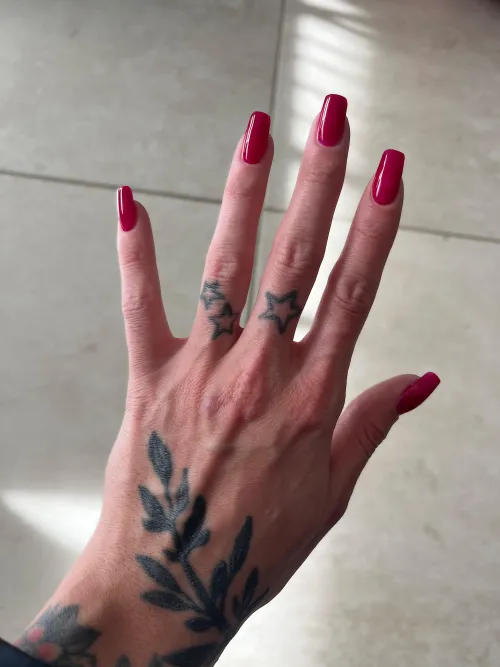 Long and thin fingers, long nails, thin and marked hands... what comes to mind?