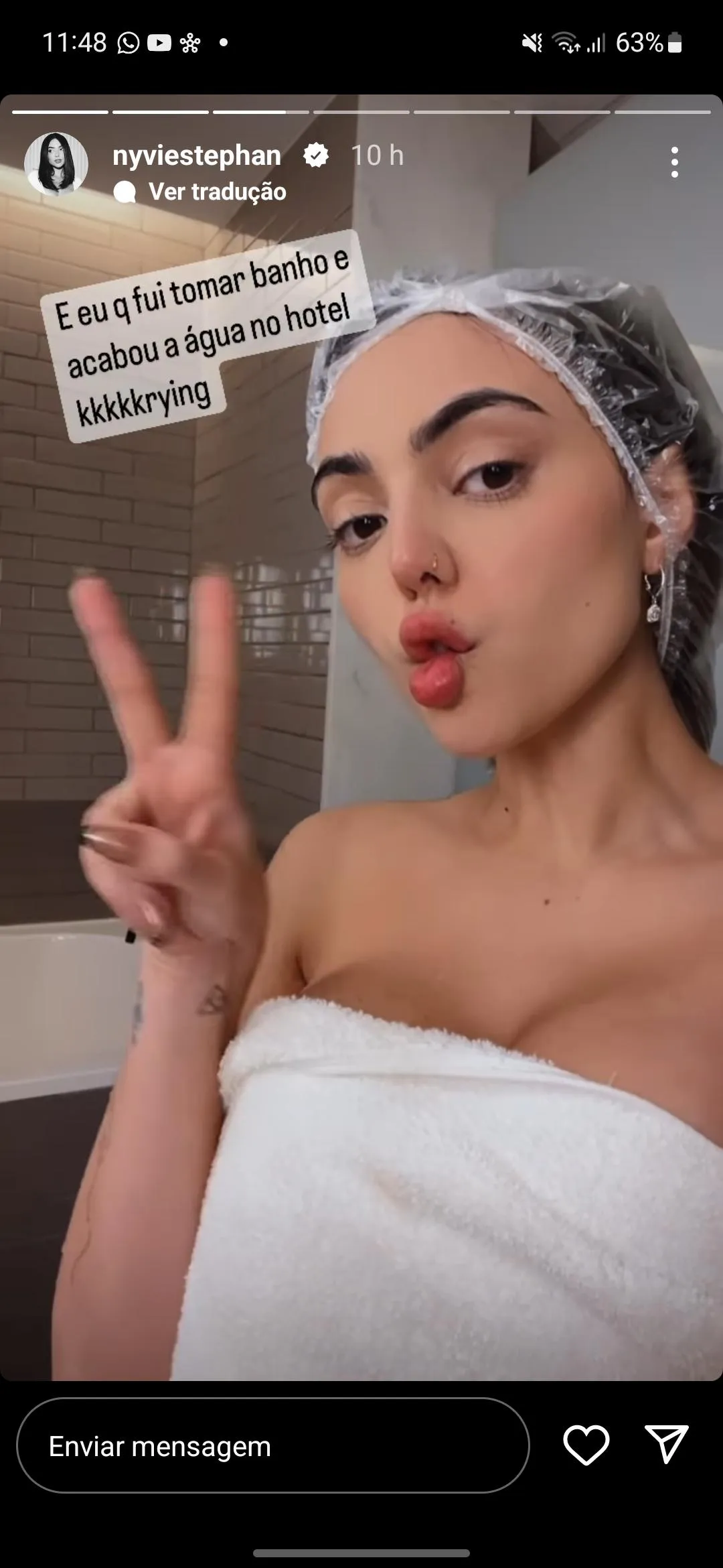 Nyvi Estephan de toalha (story antigo)