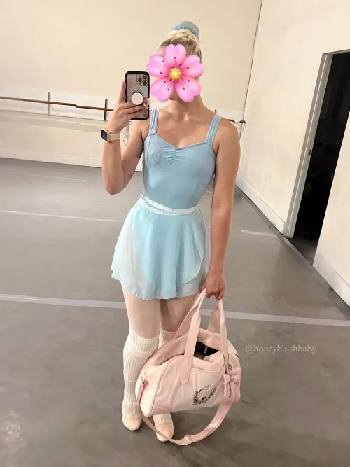 Started a beginner ballet class!! Everyone else wears athleisure but dressing up makes me feel little👉🏼👈🏼🥹🩵🩰